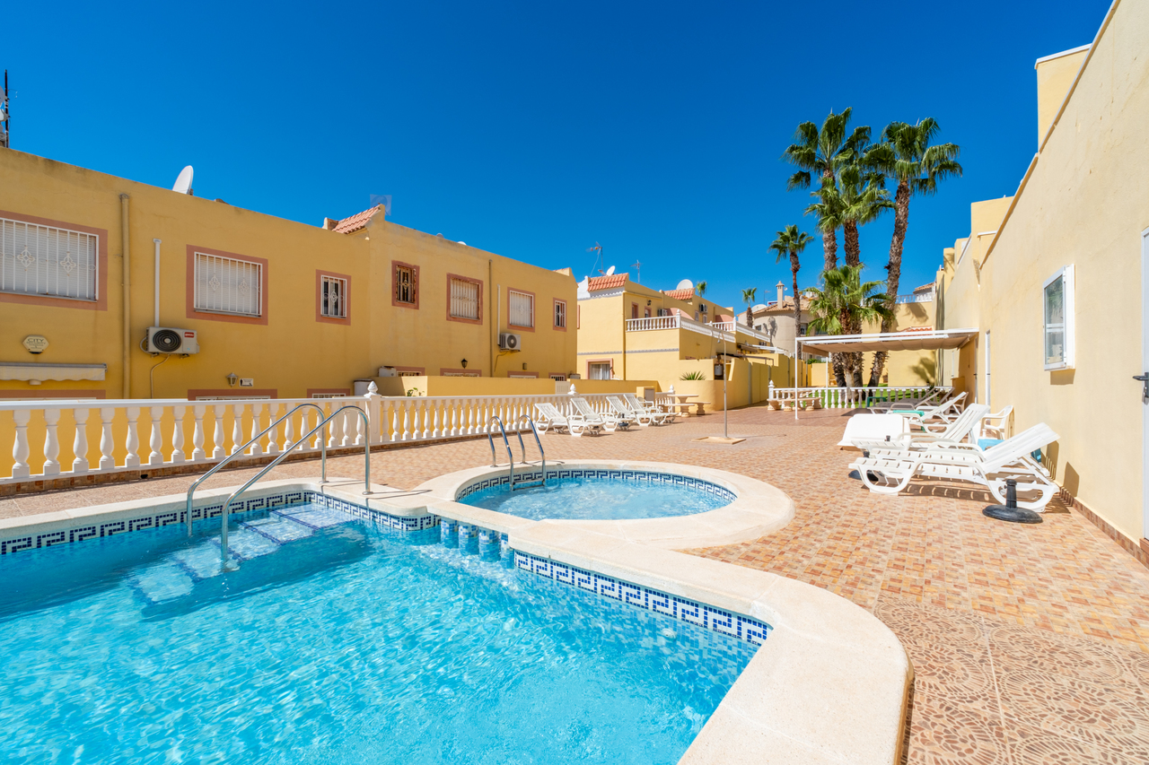 2 bedroom Adosado se vende en Villamartin 